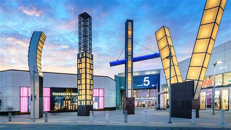 vaughan mills outlet mall.